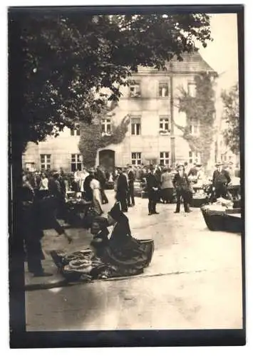 Fotografie W. Apel, Berlin, Ansicht Cottbus, Marktreiben mit Marktständen am Markttag