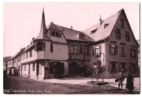Fotografie unbekannter Fotograf, Ansicht Sobernheim, Fuchs'sches Haus und Brunnen