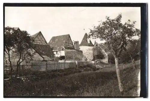 Fotografie W. Apel, Berlin, Ansicht Greding / Mittelfranken, Gehöft am Ortsrand