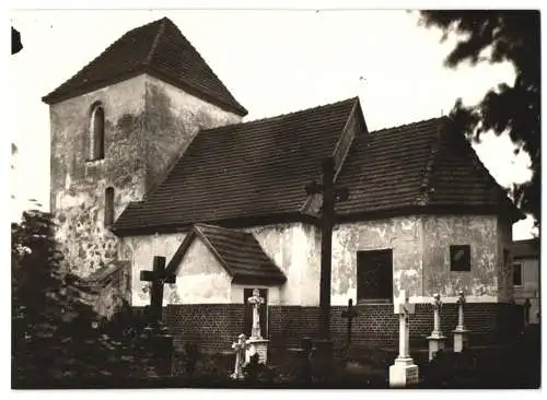 Fotografie W. Apel, Berlin, Ansicht Lichtenhagen, Kirche mit Friedhof & Gräbern
