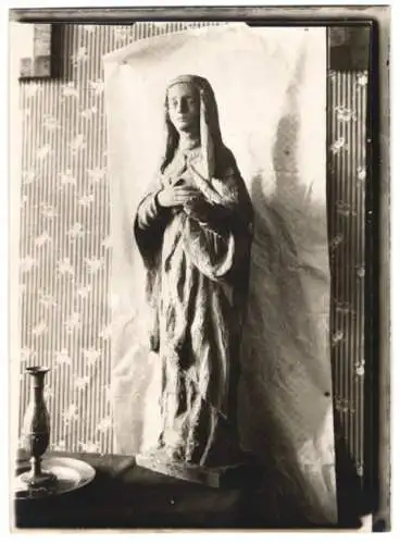 Fotografie W. Apel, Berlin, Ansicht Volkach-Köhler, Statue einer Heiligen in der Kirche