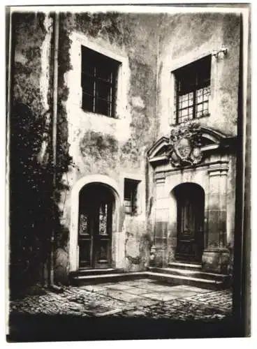 Fotografie W. Apel, Berlin, Ansicht Virnsberg, Portal mit Wappenschild auf dem Schlosshof