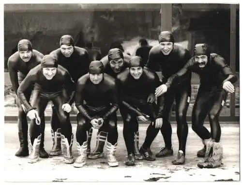 Fotografie Bobfahrer im neuen Spezial-Anzug, v.l. Utzschneider, Gaisreither, Schumann, Zimmerer, Gillich, Wagner u.a.