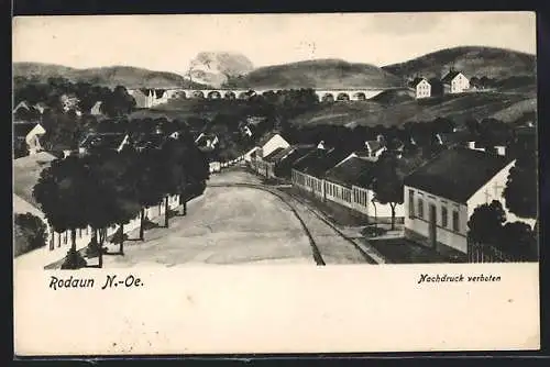 AK Rodaun /N.-Oe., Ortspartie mit Eisenbahnbrücke