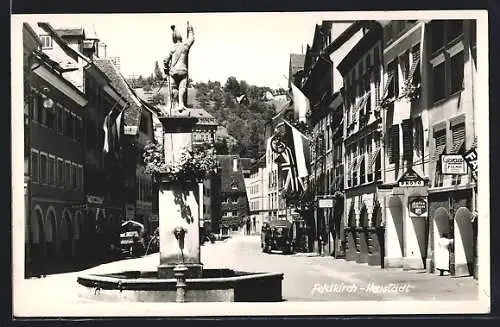 AK Feldkirch-Neustadt, Strassenpartie mit Geschäften und Brunnen