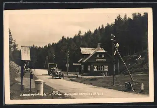 AK Katschberghöhe, Strassenpartie mit Gasthaus Katschberghöhe und Flurkreuz