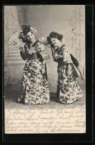 AK Zwei Mädchen im Kimono mit Fächer