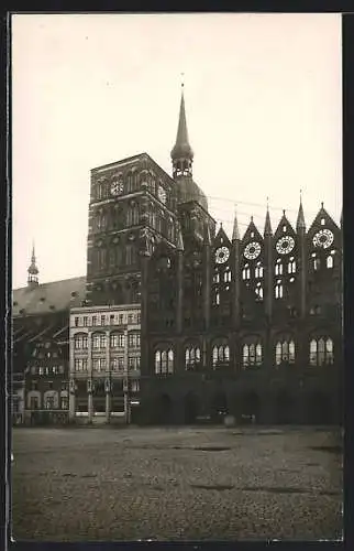 AK Stralsund, Rathaus mit Strassenpartie