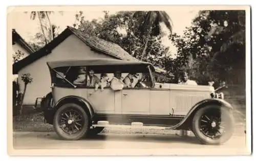 Fotografie Auto Cabriolet, grosser Reisewagen, Reisegesellschaft mit Hunden in Südostasien