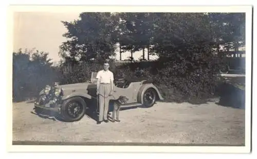 Fotografie Auto Roadster, Gentleman mit Hund Schnautzer nebst Sportwagen