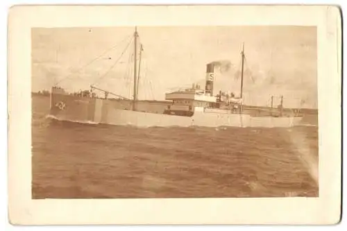 Fotografie Frachtschiff Amsterdam bei langsamer Fahrt vor der Küste