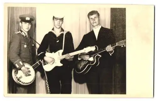 Fotografie Lux, Salzwedel, Musiker Trio der NVA, Marine & Stasi mit Gitarre