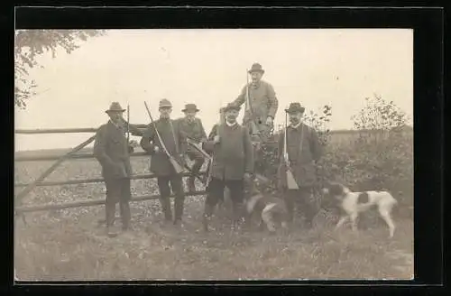 AK Jäger mit Hunden an einem Zaunstehend