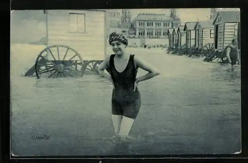 AK Frau mit Badehaube und Badeanzug am Strand von Ostende