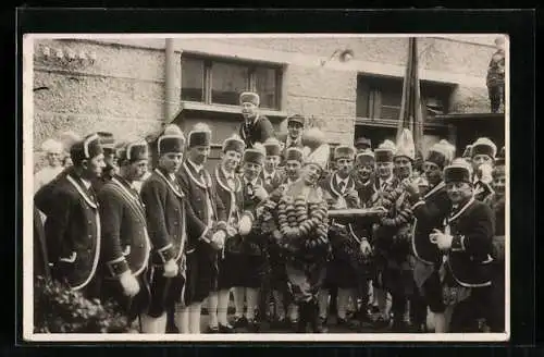 Foto-AK Männer angezogen für den Schäfflertanz, Gruppenfoto