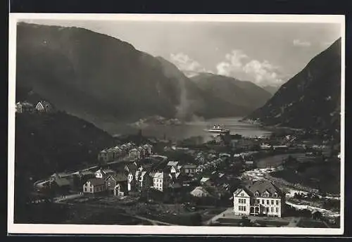 AK Odda /Hardanger, Panorama mit Ort und Fjord