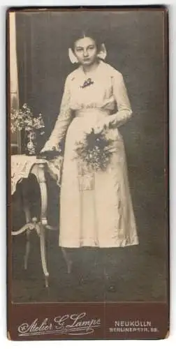 Fotografie Atelier G. Lampe, Berlin, Berlinerstr. 58, Junge Frau mit Haarschleife und Blumenstrauss