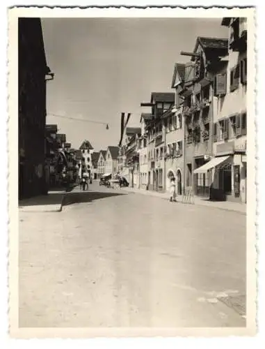 Fotografie Eckerlein, Lindau, Ansicht Meersburg / Bodensee, Strassenansicht mit Ladengeschäften 1933