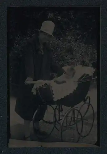 Fotografie Ferrotypie Mutter mit ihrem Kind im Kinderwagen, hoher Hut