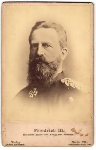 Fotografie Scheurich, Berlin, Portrait Kaiser Friedrich III. in Uniform mit Eisernes Kreuz Orden