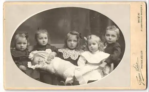 Fotografie Franz Knes, Wien, sechs niedliche Kinder Hans, Emmi, Lilly, Carola, Marianne mit Kleinkind im Wickel