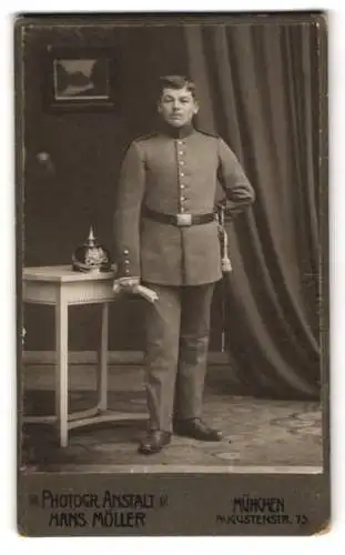 Fotografie Hans Möller, München, junger Soldat in Uniform mit Pickelhaube und Bajonett