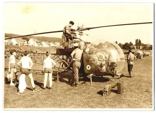 2 Fotografien Hubschrauber Bell 47-G der US-Army, Kinder bestaunen Helikopter am Tag der offenen Tür