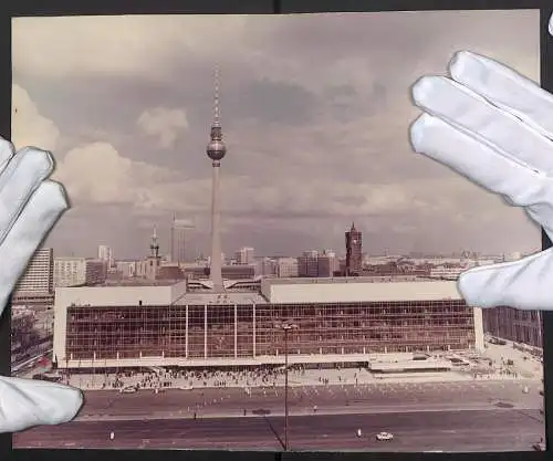 Fotografie unbekannter Fotograf, Ansicht Berlin (Ost), Blick auf den Palast der Republik mit Fernsehturm, DDR Wappen