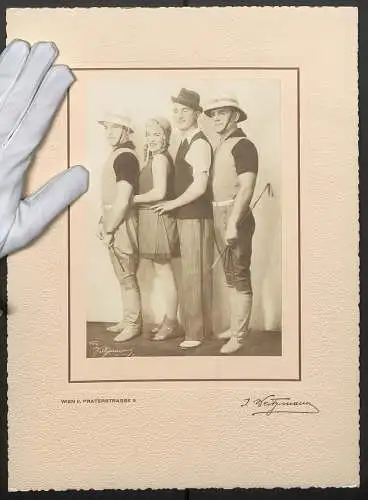 Fotografie J. Weitmann, Wien, the Four Mounters in Kostümen, Akrobaten, Zirkus, Varieté