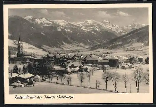 AK Radstadt, Ortsansicht mit den Tauern im Winter