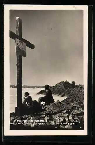 AK Bergsteiger über dem Nebelmeer am Gipfelkreuz des Hafelekars