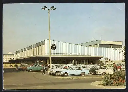 AK Cottbus, Automobile parken vor dem Bahnhof