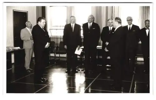 Fotografie unbekannter Fotograf und Ort, Portrait Franz Josef Strauss empfäng ausländischen Staatsgast