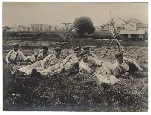 Fotografie unbekannter Fotograf und Ort, deutsche Soldaten bei der Landarbeit machen eine Pause im Heu