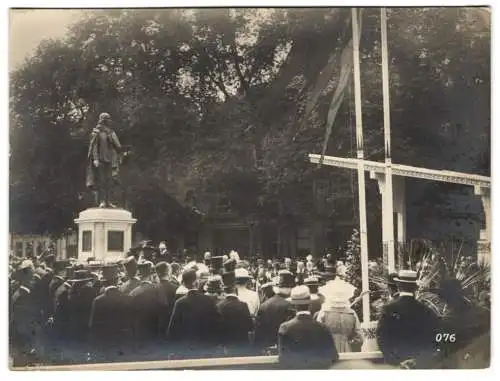 Fotografie unbekannter Fotograf, Ansicht Den Haag, Festlichkeiten am Johan de Witt Denkmal