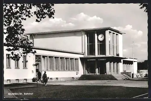 AK Neuwied /Rh., Partie am Bahnhof