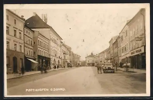 AK Mattighofen /O.-Donau, Strassenpartie mit dem Tabak-Verlag und einer Apotheke