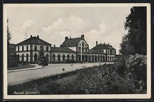 AK Rastatt, Bahnhof mit Strassenpartie