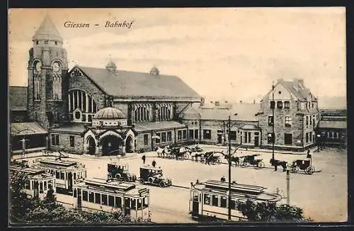 AK Giessen Bahnhof mit Strassenbahnen