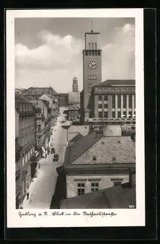 AK Gablonz a. N., Blick in die Rathausstrasse