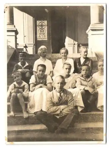 10 Fotografien unbekannter Fotograf, Ansicht Glauch / Ortelsburg, Familie mit Villa / Herrenhaus, Ortsansicht & Kutsche