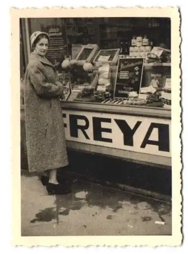 16 Fotografien unbekannter Fotograf, Ansicht Frankfurt / Main, Ladenansichten der Reformhausgruppe Freya um 1955