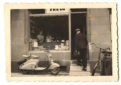 16 Fotografien unbekannter Fotograf, Ansicht Frankfurt / Main, Ladenansichten der Reformhausgruppe Freya um 1955