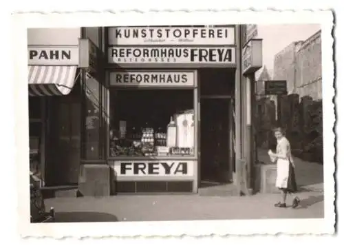 16 Fotografien unbekannter Fotograf, Ansicht Frankfurt / Main, Ladenansichten der Reformhausgruppe Freya um 1955