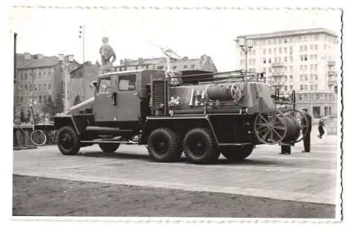 9 Fotografien unbekannter Fotograf, Ansicht Berlin-Friedrichshain, Feuerwehr-Einsatz Nähe Stalinallee, Löschfahrzeuge