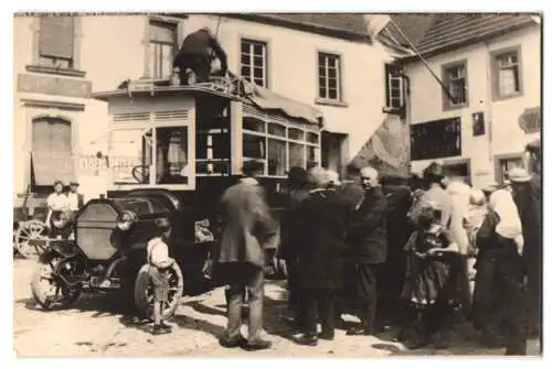 3 Fotografien unbekannter Fotograf, Ansicht Kusel-Wolfstein, Bus Daimler-Benz & Menschanauflauf vor einer Pension