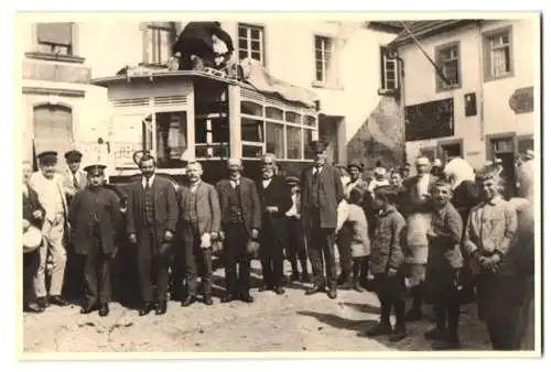 3 Fotografien unbekannter Fotograf, Ansicht Kusel-Wolfstein, Bus Daimler-Benz & Menschanauflauf vor einer Pension