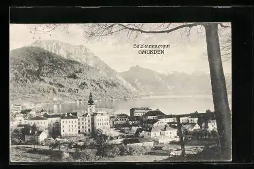 AK Gmunden /Salzkammergut, Ortsansicht mit Kirche gegen das Wasser