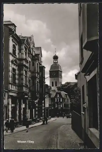 AK Wissen /Sieg, Strassenpartie mit Blick zum Uhrturm