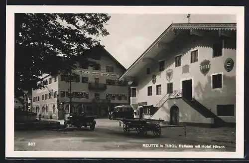 AK Reutte, Rathaus mit Hotel Hirsch